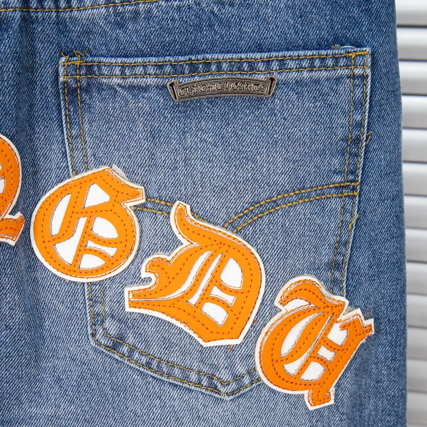 P260 Chrome Hearts light blue pants, Sanskrit yellow and white patchwork leather jeans. CH jeans need to be washed before being dismantled and then hand-stitched with sheepskin cross leather and then spliced ​​together. The whole piece has too many craftsmanship to explain. The patchwork is decorated with cross flowers, and the high-waisted washed jeans! ! Absolutely high-end luxury products, god-level single products and super popular products, made with top heavy industry, a must-see magic weapon. Customized hardware. The fabric is thick and soft after washing. It has good breathability. Customized small leather label. Unique design. The details are simple and elegant, and the workmanship is exquisite. The entire trousers are neatly routed and the details are in place! It’s so cool that both men and women can easily control the genderless trend! Style number: 1804# Color: blue Size: 28 30 32 34